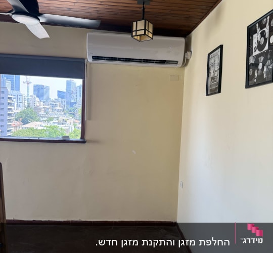 חדר עם מזגן על הקיר ותקרה מעץ